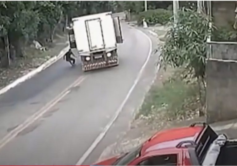 Motorista pula de caminhão desgovernado em rodovia do ES