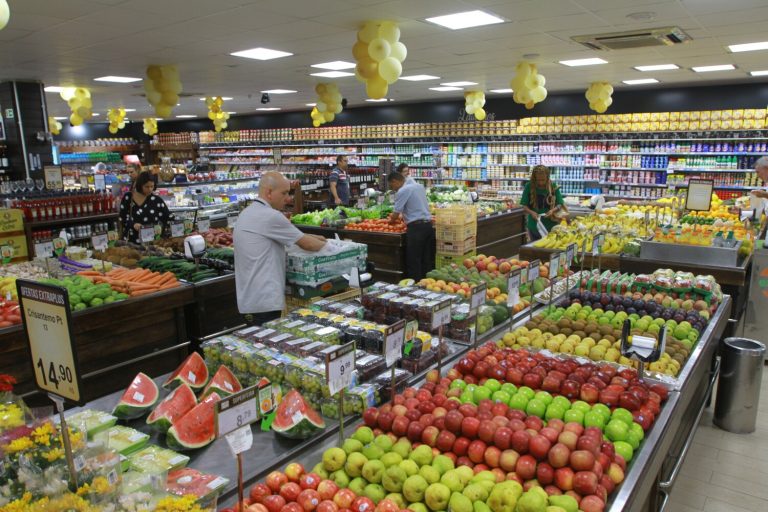 Supermercados fecham mais cedo no feriado de Nossa Senhora da Penha