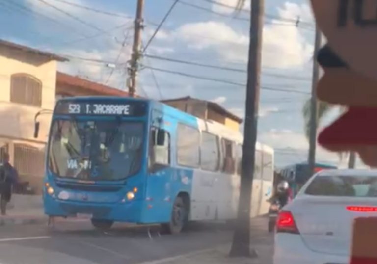 Mulher morre após ser atropelada por ônibus do Transcol na Serra