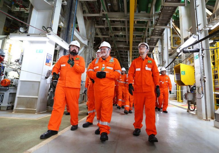 Presidente da Petrobras visita plataforma que está sendo construída no ES