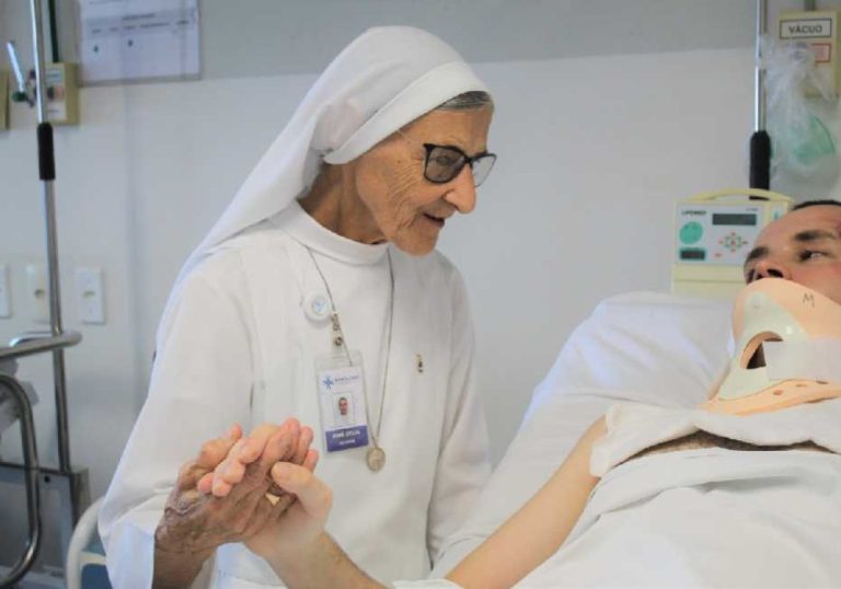 Aos 89 anos, freira caminha 6 km todos os dias para visitar doentes no ES