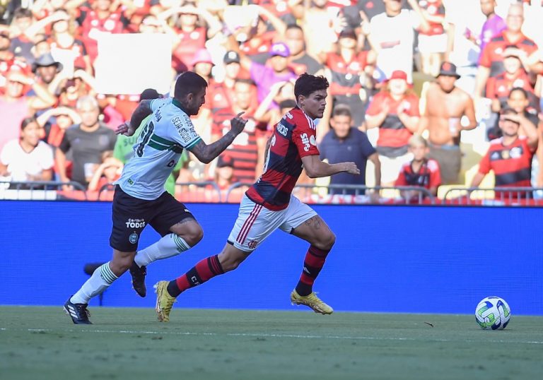 Sob os olhares de Sampaoli, Flamengo estreia com vitória no Brasileirão