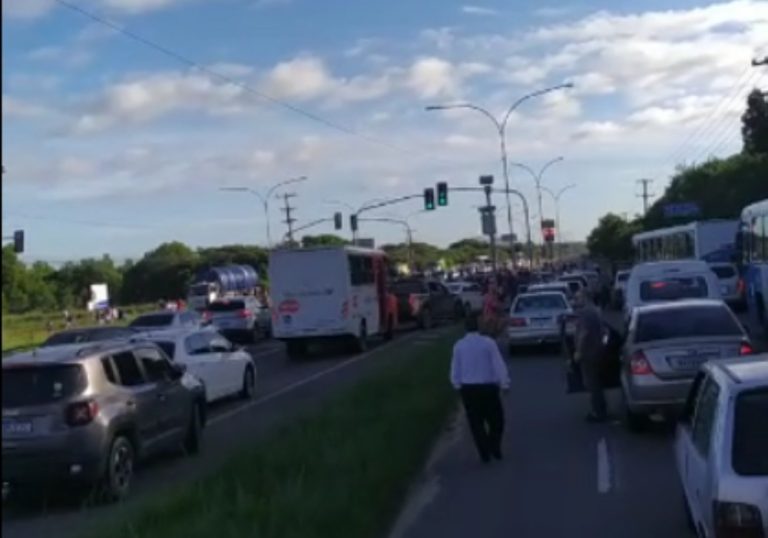 Manifestantes interditam Rodovia do Sol em Vila Velha