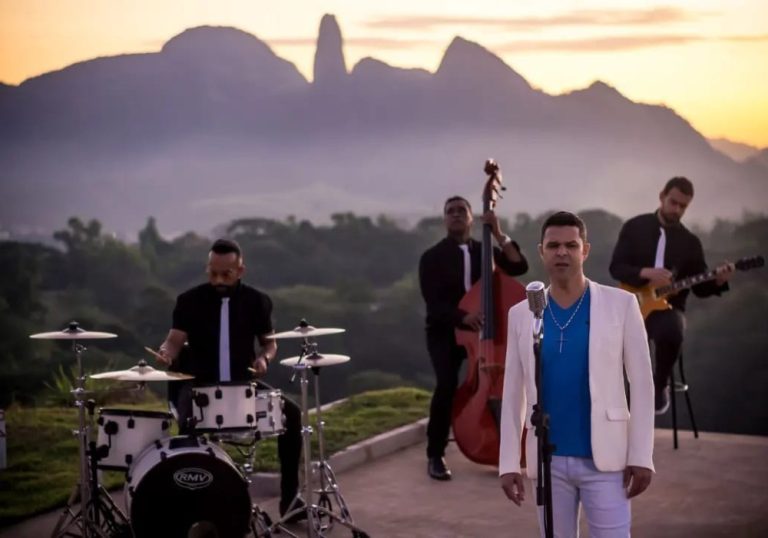 Cantor capixaba lança clipe em homenagem a Roberto Carlos