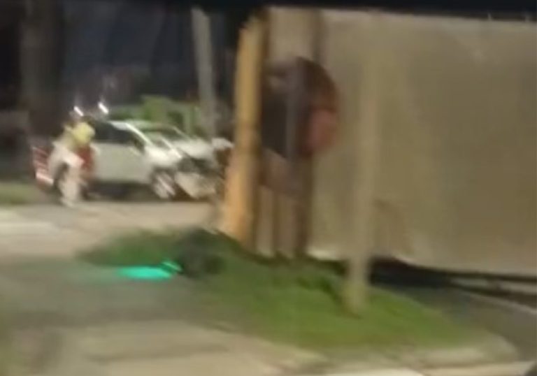 Caminhão tomba em acidente na BR-101 e complica trânsito na Serra