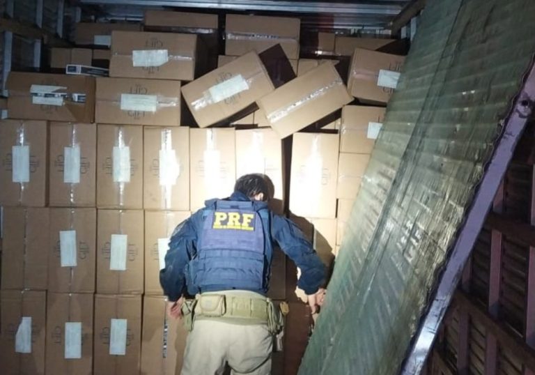 Caminhão com fundo falso é apreendido na BR-101 no ES com cigarros clandestinos
