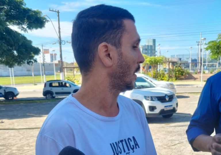 “Coração apertado”, revela pai de Kauã em chegada ao Fórum