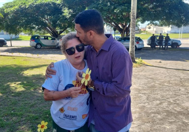Avó de Kauã faz homenagem com flores de papel na porta do Fórum