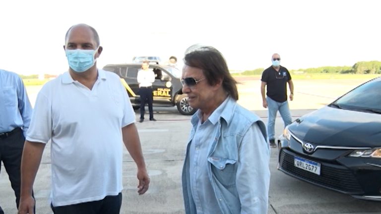 Roberto Carlos chega ao ES e declara: “Ainda penso em ter casa em Cachoeiro”