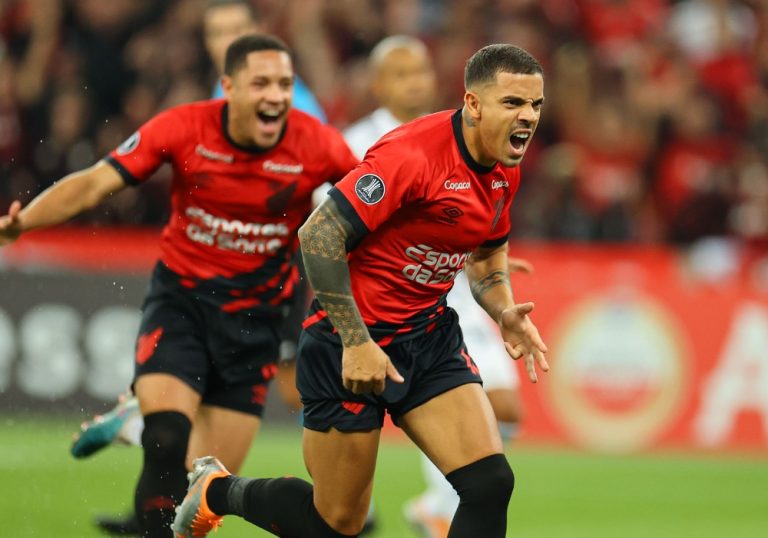 Athletico-PR bate Galo por 2 a 1 em clássico brasileiro