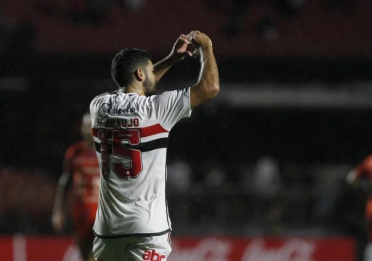 São Paulo resolve no fim, vence venezuelanos por 2 a 0 e dá respiro a Ceni