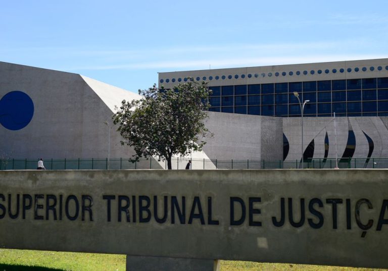 STJ suspende julgamento de recurso do ex-jogador Robinho