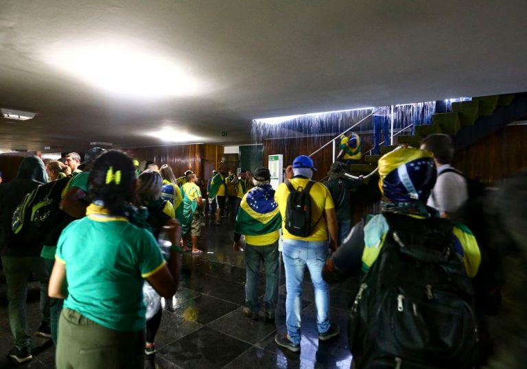 STF forma maioria para tornar réus 100 dos denunciados por atos em Brasília