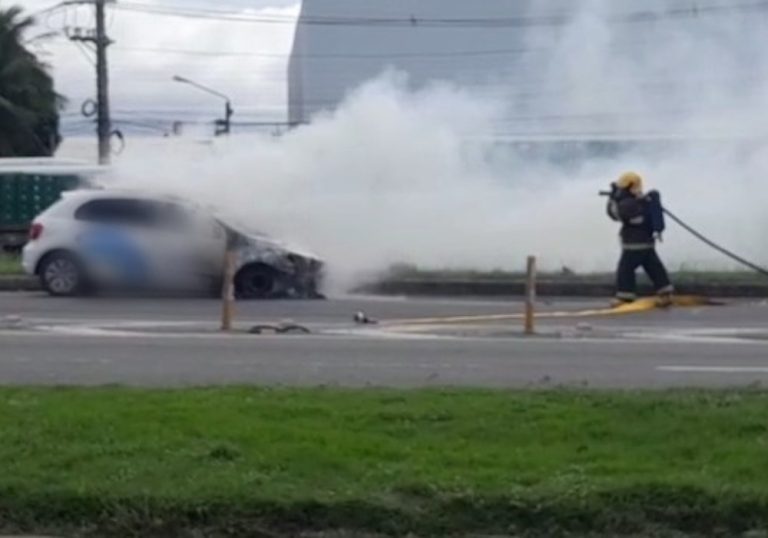 Carro pega fogo no viaduto de Carapina e pista da BR-101 é interditada
