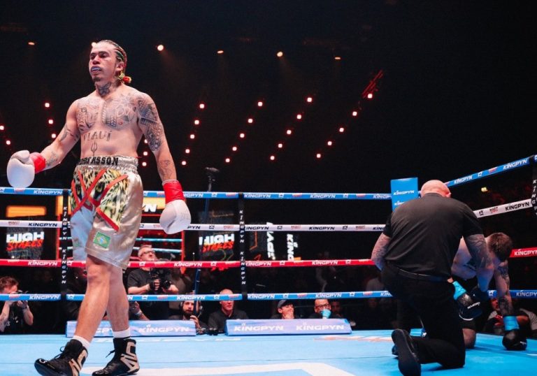 Whindersson Nunes nocauteia rapper e avança em torneio de boxe