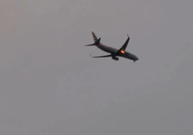Turbina de avião pega fogo após decolagem nos EUA