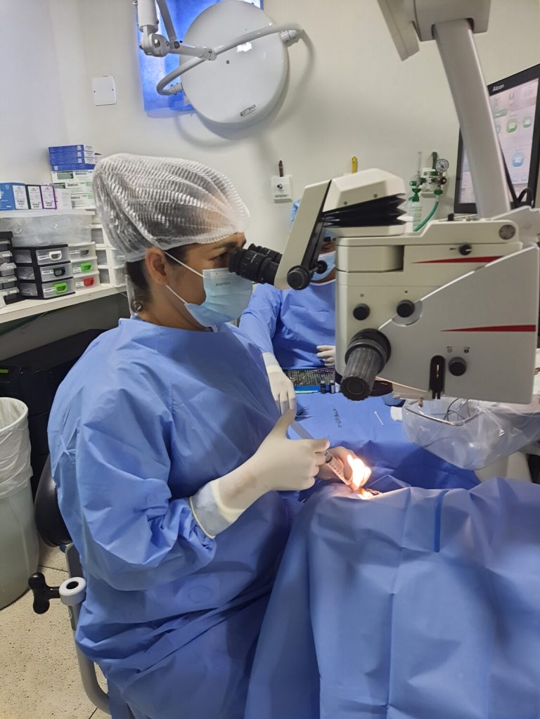 Aumenta procura por cirurgia para se livrar dos óculos