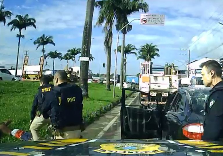 Homem preso pela PRF diz que receberia R$ 50 para entregar carro roubado no ES