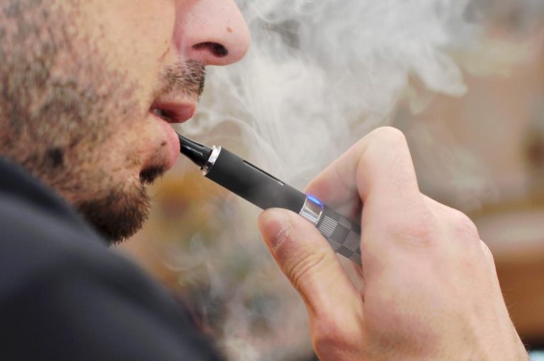 Campanha alerta para os riscos do uso do cigarro eletrônico