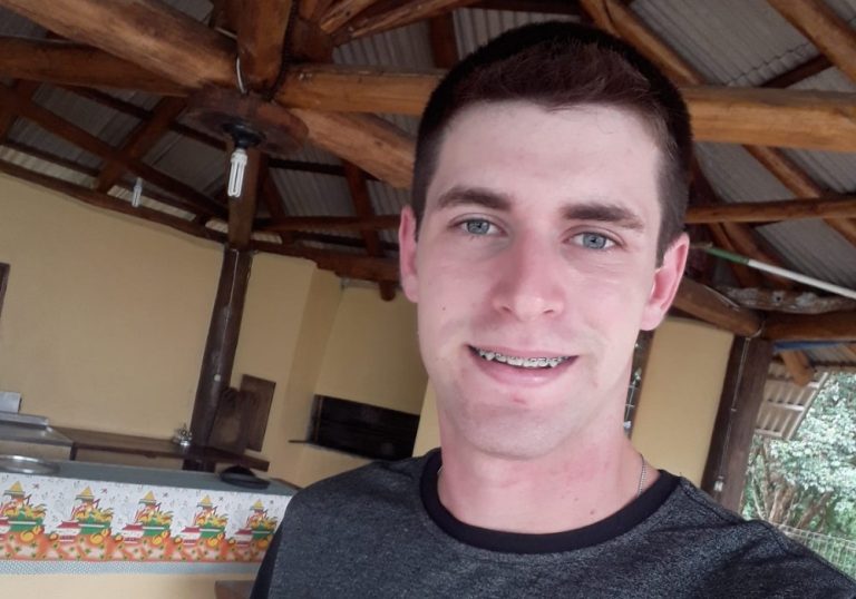 Jovem passa mal, cai de trator, é atropelado pelo veículo e morre