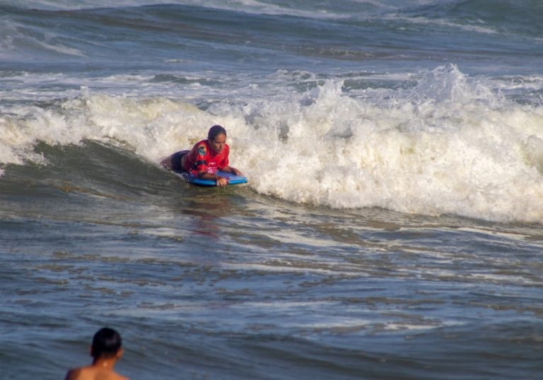 Inclusão nas ondas de Jacaraípe no circuito mundial feminino de bodyboarding