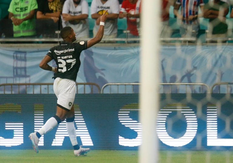 Botafogo vence Bahia com gol de Tchê Tchê e mantém 100% no Brasileiro