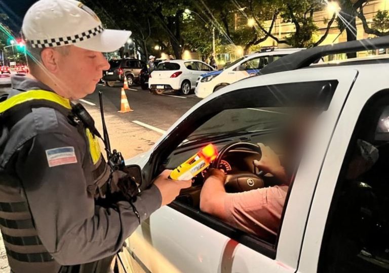 Após recusarem bafômetro, 150 têm carteira suspensa