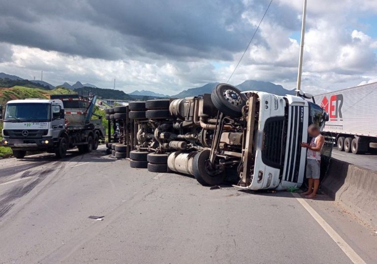 Carreta com sucata tomba e interdita faixas na Rodovia do Contorno