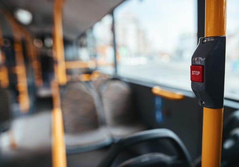 Adolescente de 15 anos morre ao cair de ônibus no Rio de Janeiro