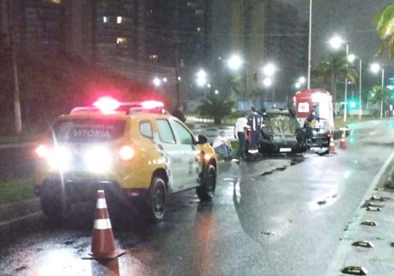 Motorista perde o controle da direção e carro capota na orla de Camburi
