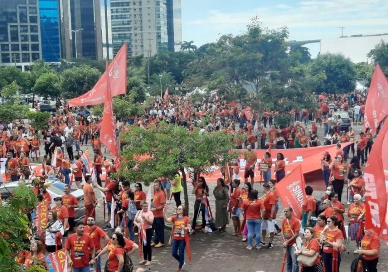 Protesto de professores deixa trânsito lento em Vitória
