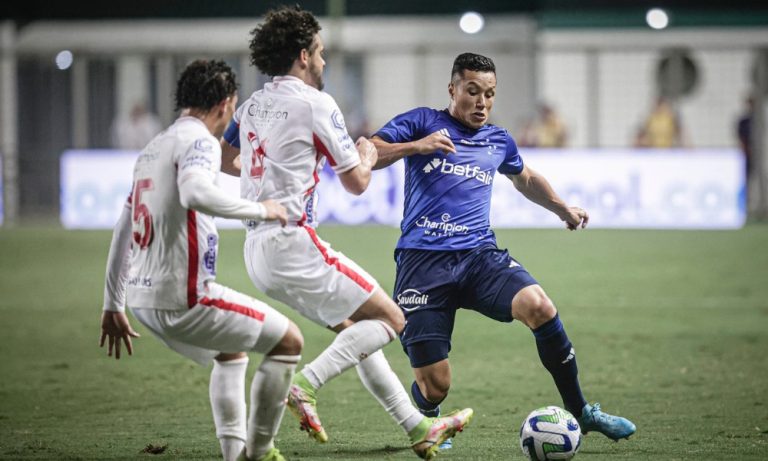 Cruzeiro faz dois no 2º tempo, bate Nautico e avança na Copa do Brasil