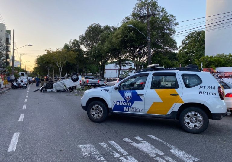 Carro capota em acidente envolvendo três veículos em Jardim da Penha