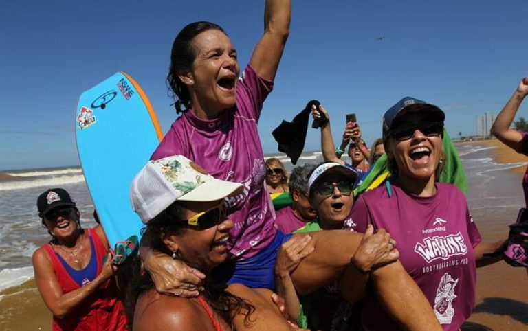 Veterana é bicampeã mundial de bodyboarding no ES