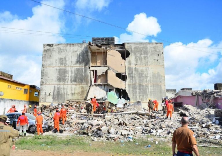 Desabamento em Olinda deixa ao menos cinco mortos; buscas continuam