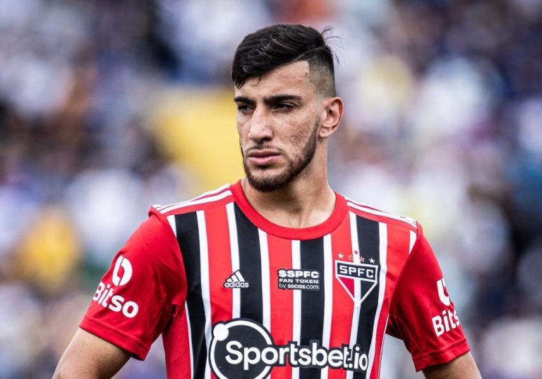 São Paulo rescinde contrato de Pedrinho, acusado de agredir a ex-namorada