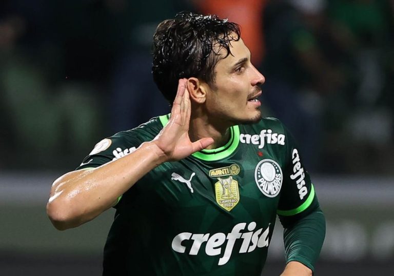 Palmeiras domina, leva aperto no fim, mas vence o Corinthians em casa