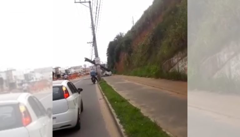 Caminhão despenca de barranco e fica pendurado em fios em Vila Velha