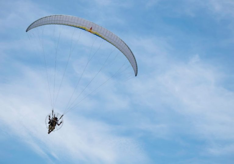 Filho morre e pai fica ferido em queda de paramotor