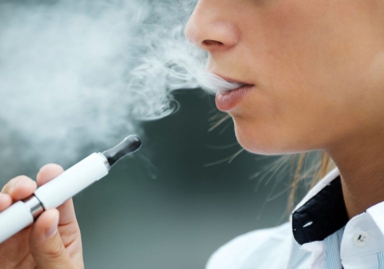 Reino Unido vai distribuir cigarro eletrônico gratuito para fumantes
