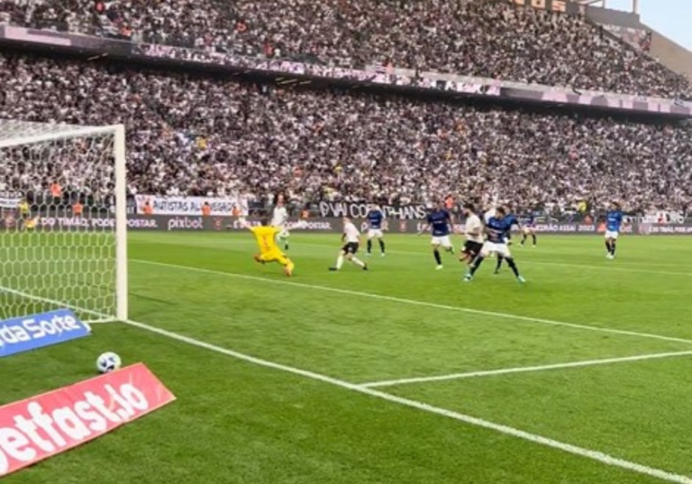 Corinthians vence o Cruzeiro e alivia pressão sobre Fernando Lázaro