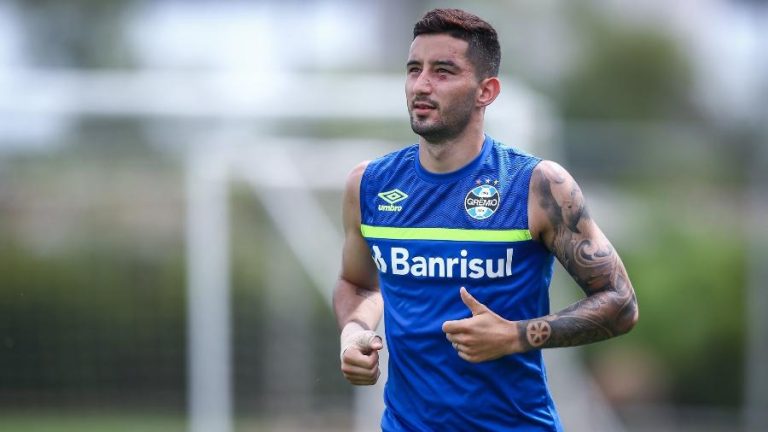 Jogador do Grêmio sofre múltiplas fraturas no rosto e será operado