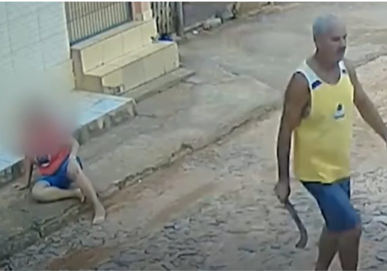 VÍDEO | Vizinho agride e persegue mulheres com foice em Minas Gerais
