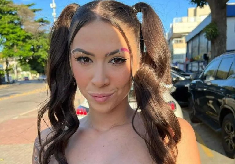MC Pipokinha impõe condições inusitadas para tirar foto com fãs e web reage
