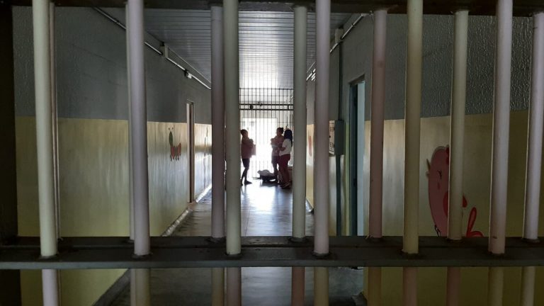 As histórias de quem vive a maternidade por trás das grades