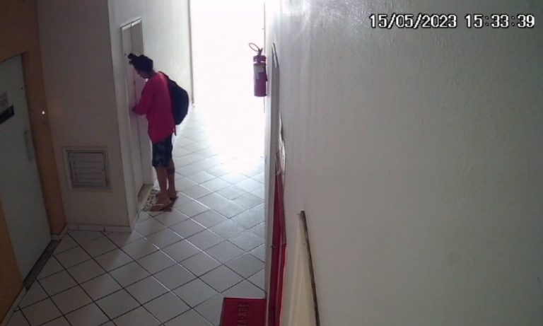 Vídeo mostra acusado de matar jovem em Vitória minutos após o crime