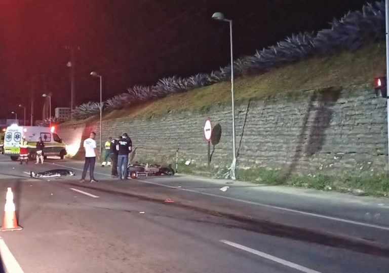 Mulher morre e motociclista fica ferido após acidente na BR-101 no ES