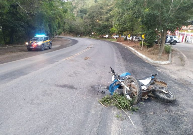 Homem morre em acidente entre carro e moto na BR-262 no ES