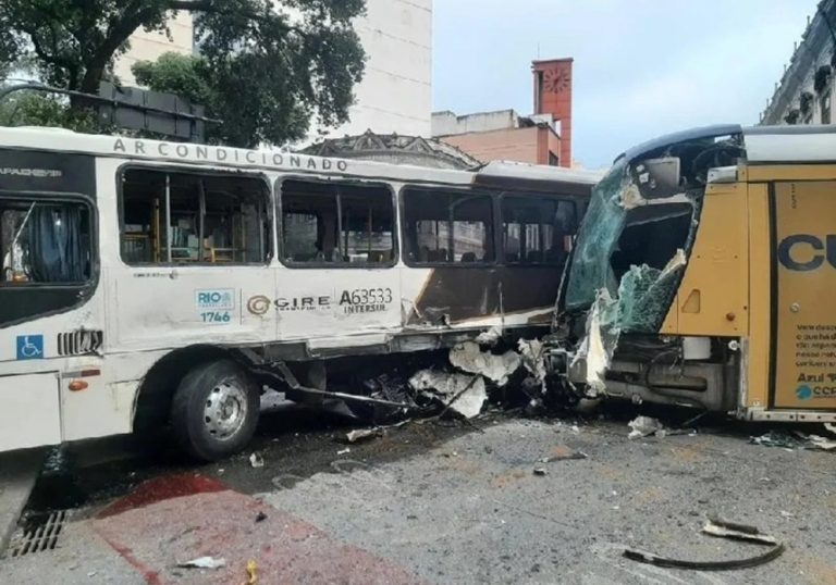 Acidente entre ônibus e VLT deixa 11 feridos no centro do RJ