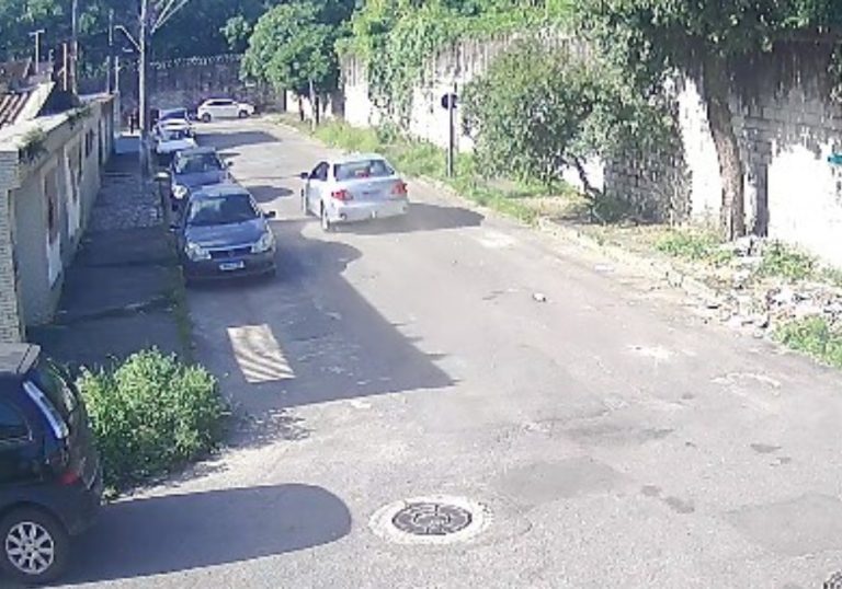 VÍDEO | Ladrão rouba carro e bate em três veículos durante a fuga na Serra